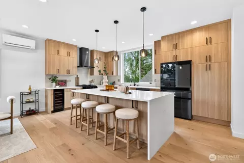 8512 15th Ave NE, Seattle, WA 98115