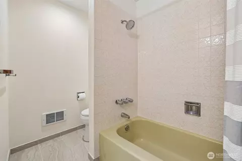 Bath - 5401 Ocean Ave, Everett, WA 98203 photo 4 of 4