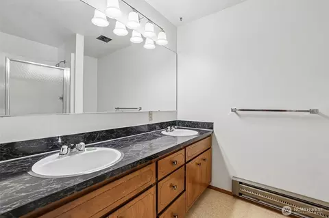 Bath - 5401 Ocean Ave, Everett, WA 98203 photo 3 of 4