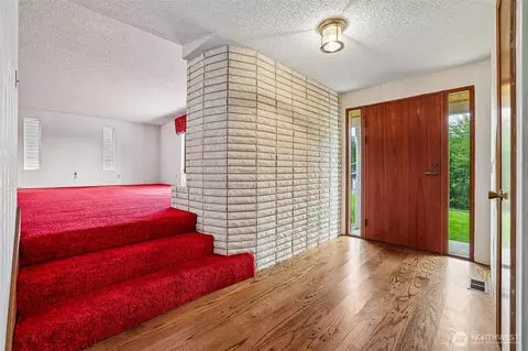 Entry Way - 5401 Ocean Ave, Everett, WA 98203 photo 1 of 1