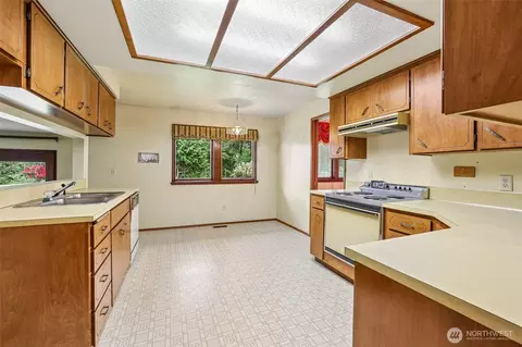 Kitchen - 5401 Ocean Ave, Everett, WA 98203 photo 2 of 2