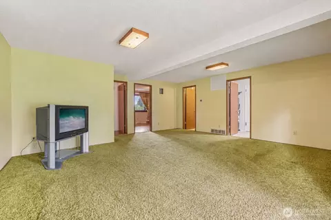 Living - 5401 Ocean Ave, Everett, WA 98203 photo 5 of 5