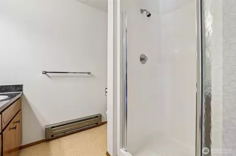 Bath - 5401 Ocean Ave, Everett, WA 98203 photo 2 of 4