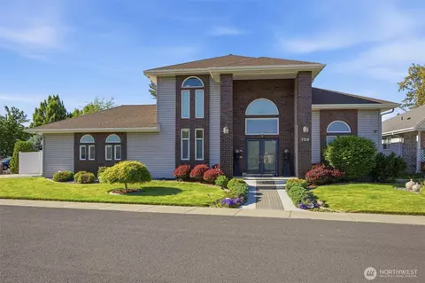 709 SE Songbird Ln, College Place, WA 99324