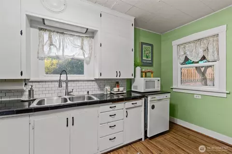 Kitchen - 7030 Beverly Blvd, Everett, WA 98203 photo 2 of 3