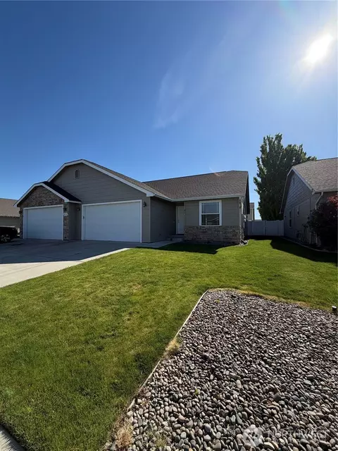 913 S 90th Ave #2, Yakima, WA 98908