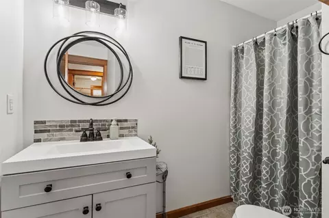 Bath - 4919 Parker Rd E, Sumner, WA 98390 photo 3 of 4