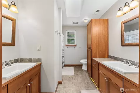 Bath - 4919 Parker Rd E, Sumner, WA 98390 photo 4 of 4