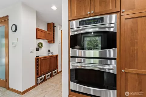 Kitchen - 4919 Parker Rd E, Sumner, WA 98390 photo 5 of 6