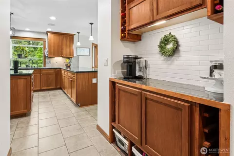 Kitchen - 4919 Parker Rd E, Sumner, WA 98390 photo 4 of 6