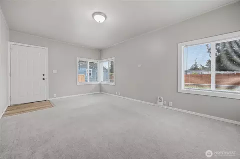 Living - 2119 Walnut St #C, Everett, WA 98201 photo 3 of 4