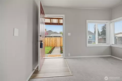 Entry Way - 2119 Walnut St #C, Everett, WA 98201 photo 1 of 2