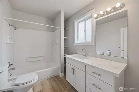 Bath - 2119 Walnut St #C, Everett, WA 98201 photo 2 of 2