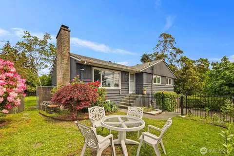 826 S 200th St, Des Moines, WA 98198