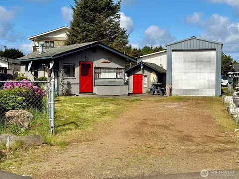 105 Victoria Loop NE, Ocean Shores, WA 98569