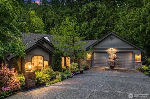2825 NW Pine Cone Dr, Issaquah, WA 98027