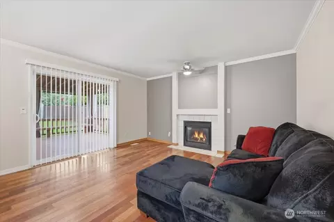 Living - 910 135th St SW, Everett, WA 98204 photo 6 of 7