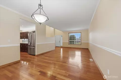 Living - 910 135th St SW, Everett, WA 98204 photo 4 of 7