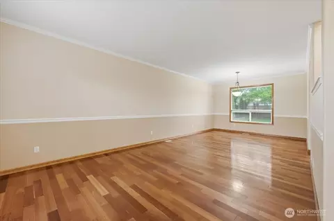 Living - 910 135th St SW, Everett, WA 98204 photo 2 of 7
