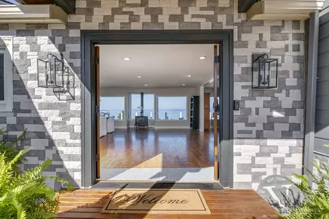 Entry Way - 5037 33rd Ave W, Everett, WA 98203 photo 1 of 1