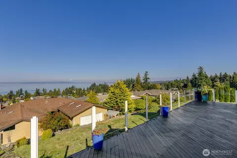 Exterior - 5037 33rd Ave W, Everett, WA 98203 photo 4 of 7