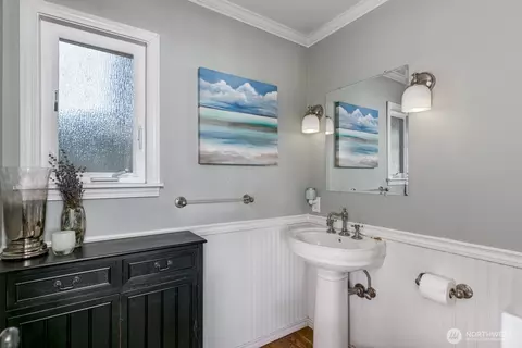 Bath - 5037 33rd Ave W, Everett, WA 98203 photo 1 of 4