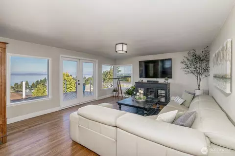 Living - 5037 33rd Ave W, Everett, WA 98203 photo 3 of 4