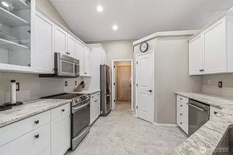 Kitchen - 16 Pacific Pl, Longview, WA 98632 photo 2 of 3