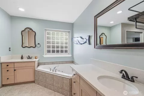 Bath - 16 Pacific Pl, Longview, WA 98632 photo 3 of 4