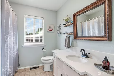 Bath - 16 Pacific Pl, Longview, WA 98632 photo 1 of 4