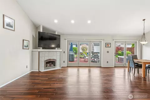 Living - 16 Pacific Pl, Longview, WA 98632 photo 2 of 6
