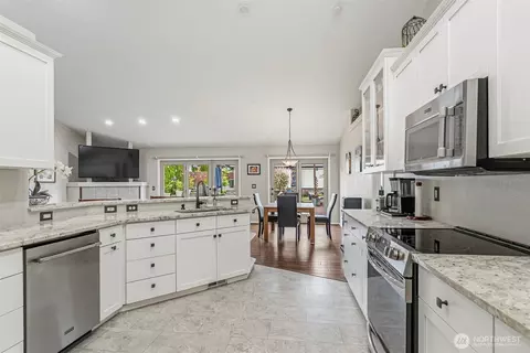 Kitchen - 16 Pacific Pl, Longview, WA 98632 photo 3 of 3