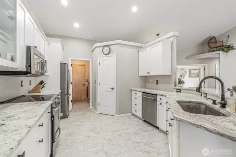Kitchen - 16 Pacific Pl, Longview, WA 98632 photo 1 of 3