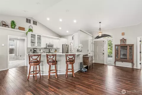 Entry Way - 16 Pacific Pl, Longview, WA 98632 photo 1 of 2