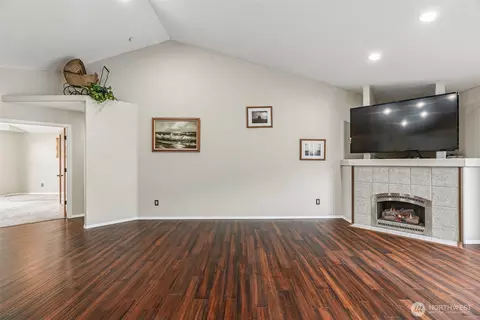 Living - 16 Pacific Pl, Longview, WA 98632 photo 4 of 6