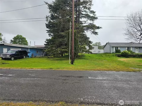 607 N 2nd St, Westport, WA 98595