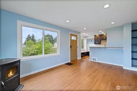 Living - 2905 E Olive St, Seattle, WA 98122 photo 1 of 4