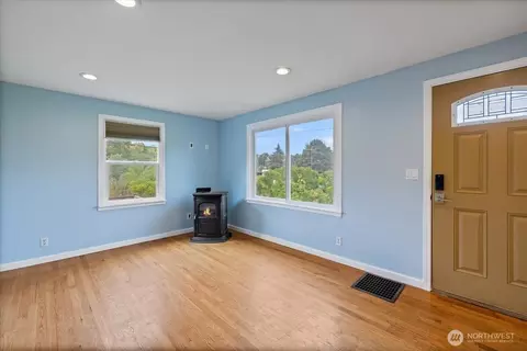 Living - 2905 E Olive St, Seattle, WA 98122 photo 2 of 4