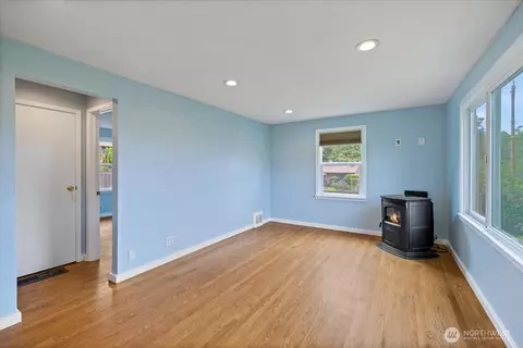Living - 2905 E Olive St, Seattle, WA 98122 photo 3 of 4