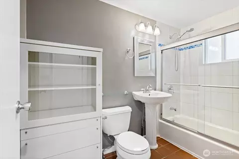 Bath - 2905 E Olive St, Seattle, WA 98122 photo 1 of 1