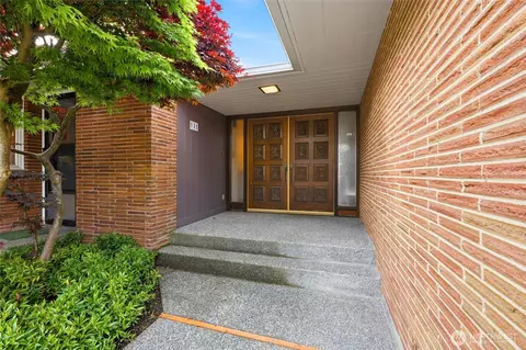 Entry Way - 531 View Ridge Dr, Everett, WA 98203 photo 1 of 2