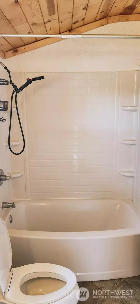 Bath - 1224 Maple St, Everett, WA 98201 photo 2 of 3