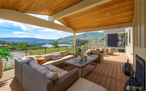 203 Bluebell Ct, Chelan, WA 98816