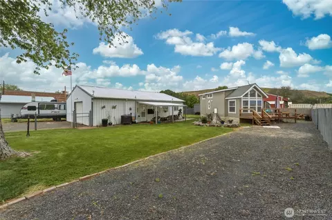 303 Main St, Starbuck, WA 99359