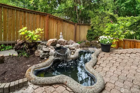 Exterior - 10336 NE 201st Pl, Bothell, WA 98011 photo 5 of 7