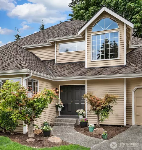 Exterior - 10336 NE 201st Pl, Bothell, WA 98011 photo 2 of 7
