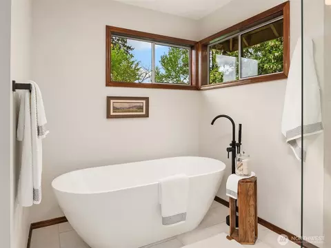 Bath - 10336 NE 201st Pl, Bothell, WA 98011 photo 3 of 6