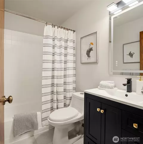 Bath - 10336 NE 201st Pl, Bothell, WA 98011 photo 5 of 6
