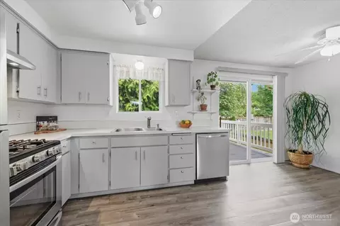 Kitchen - 11314 E Ibberson Dr, Everett, WA 98208 photo 4 of 4