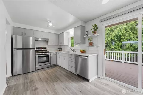 Kitchen - 11314 E Ibberson Dr, Everett, WA 98208 photo 3 of 4